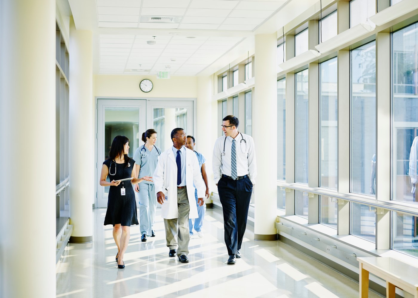 medicos caminando en el hospital